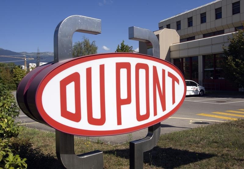 © Reuters. DuPont logo is pictured on research center in Meyrin near Geneva