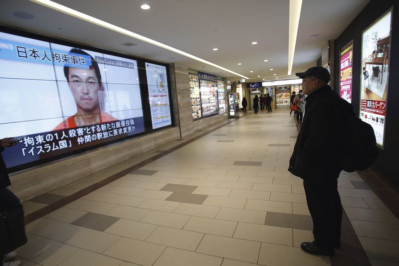 © Reuters. Imagem do jornalista japonês Kenji Goto exibida em telão em Tóquio