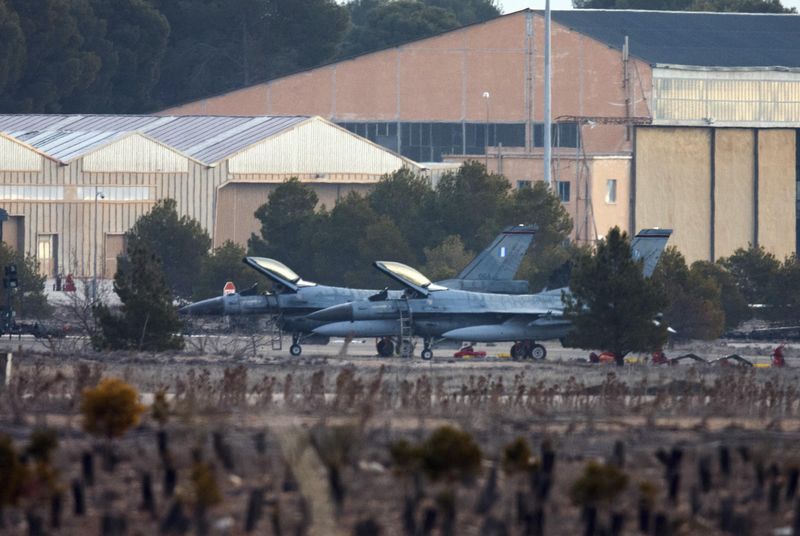 © Reuters. ONZE MORTS APRÈS L'ACCIDENT SUR UNE BASE AÉRIENNE DE L'OTAN