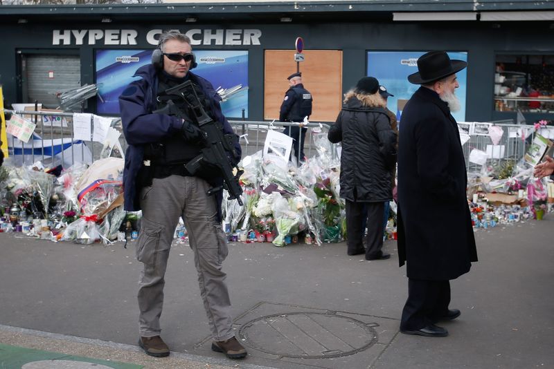 © Reuters. Polical em frente ao mercado judaico que foi alvo de ataque de militante islâmico, em Paris