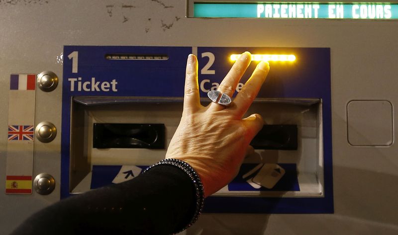 © Reuters. UN GEL DES TARIFS DES AUTOROUTES SERAIT EN PRÉPARATION