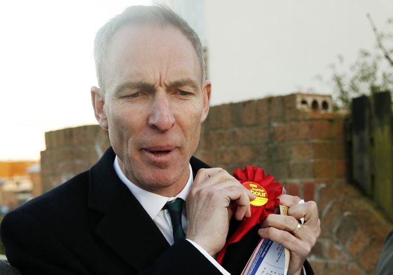 © Reuters. Scotland's Labour Party leader Jim Murphy puts on a Labour Party badge while campaigning in Dundee, Scotland