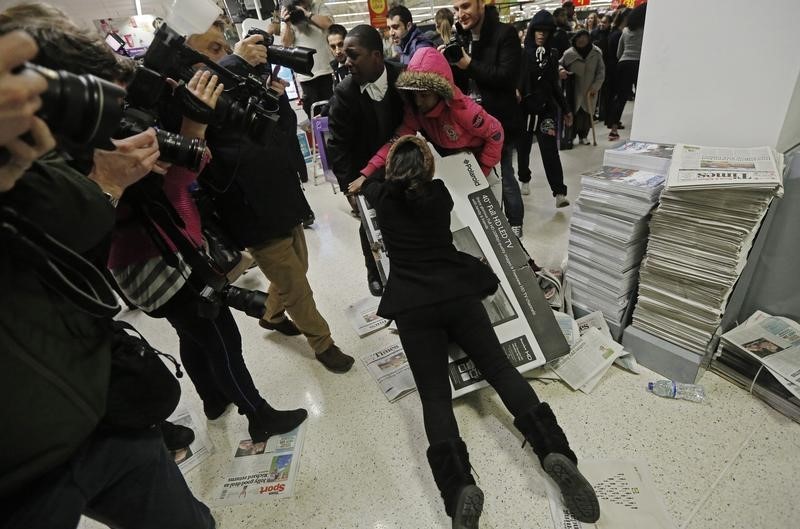 © Reuters. Shoppers wrestle over a television as they compete to purchase retail items on "Black Friday" at an Asda superstore in Wembley