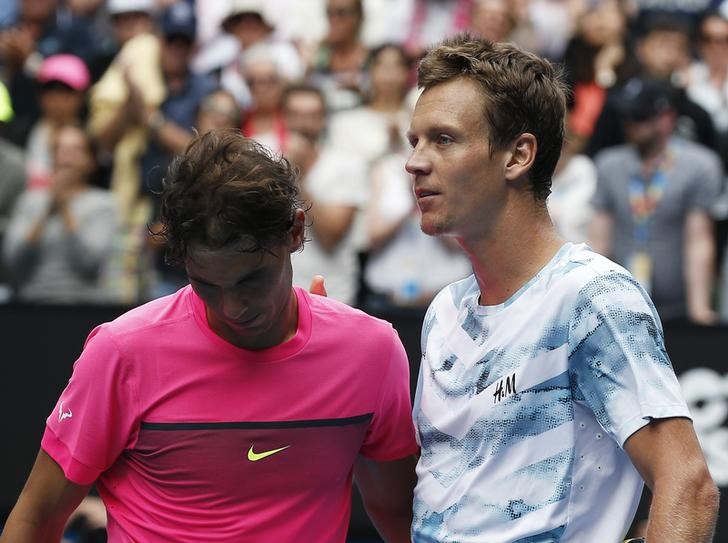 © Reuters. Tomas Berdych e Rafael Nadal após partida no Aberto da Austrália, em Melbourne