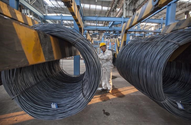 © Reuters. Funcionário inspeciona aço produzido em fábrica em Lianyungang, na China.