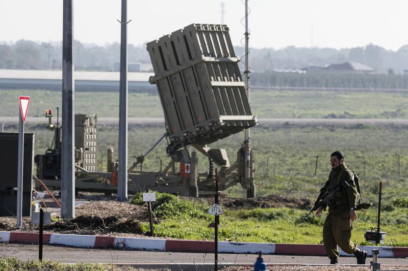 © Reuters. Soldado israelense passa por interceptador de foguetes do Domo de Ferro nas Colinas de Golã