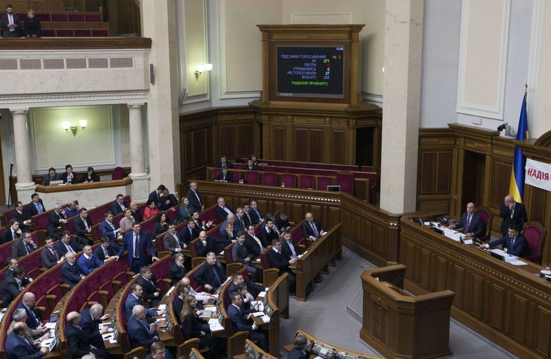 © Reuters. Deputados em sessão do Parlamento em Kiev