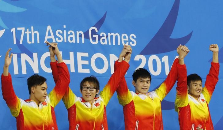 © Reuters. Equipe chinesa comemora medalha de ouro no revazamento 4x100m livre nos Jogos Asáticos, em Incheon