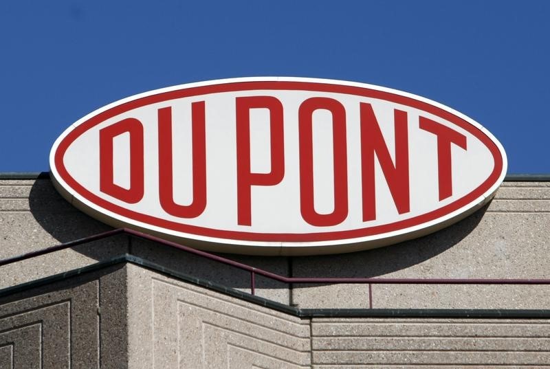 © Reuters. Логотип DuPont на офисе компании под Женевой