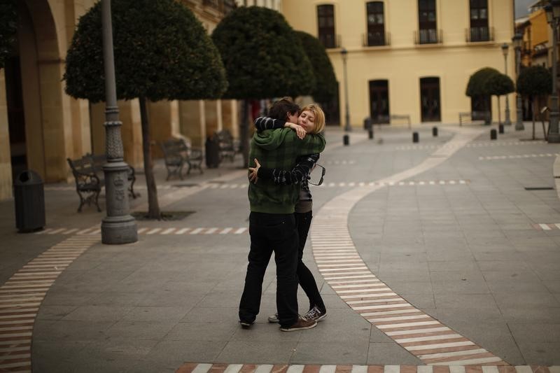 © Reuters. El 33% de los jóvenes españoles cree inevitable el control de la pareja 