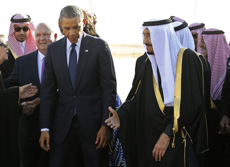 © Reuters. Presidente dos EUA, Barack Obama, ao lado do rei saudita, Salman, após desembarcar em Riad