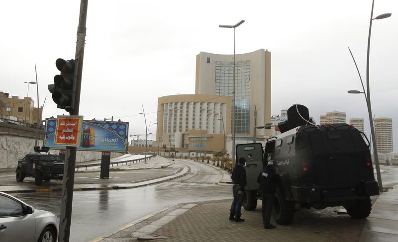 © Reuters. Forças de segurança cercam hotel Corinthia após ataque com carro-bomba em Trípoli