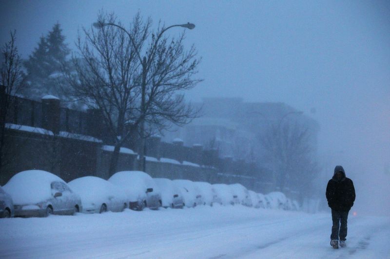 © Reuters. TEMPÊTE DE NEIGE SUR LE NORD-EST DES ÉTATS-UNIS