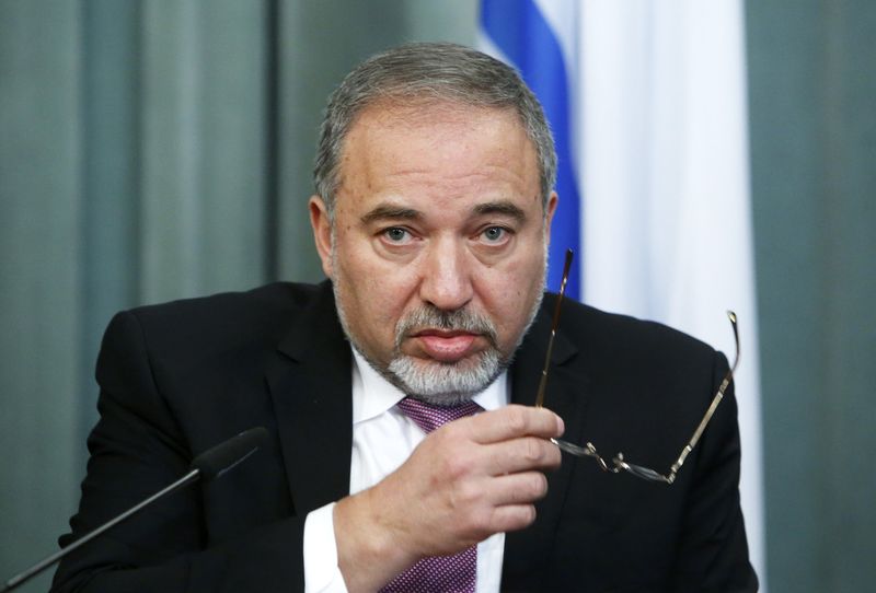 © Reuters. Israeli Foreign Minister Avigdor Lieberman attends a news conference after a meeting with his Russian counterpart Sergei Lavrov in Moscow