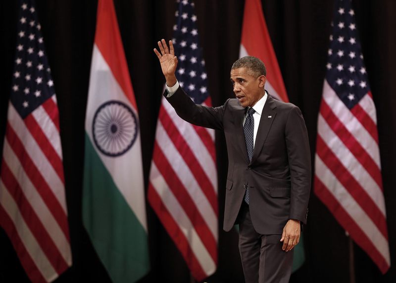 © Reuters. US President Obama waves to the audience after he delivered a speech at Siri Fort Auditorium in New Delhi