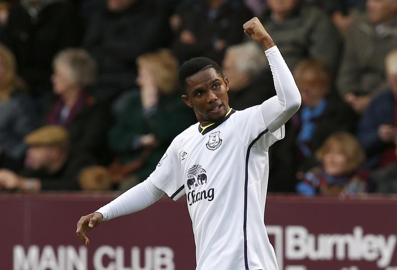 © Reuters. Everton's Samuel Eto'o celebrates after scoring his teams third goal during their English Premier League soccer match against Burnley at Turf Moor in Burnley