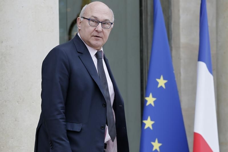 © Reuters. French Finance Minister Sapin leaves after the weekly cabinet meeting at the Elysee Palace in Paris