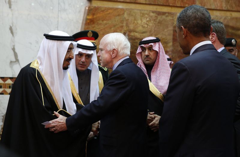 © Reuters. Saudi Arabia's King Salman greets U.S. Senator McCain as U.S. President Barack Obama looks on at Erga Palace in Riyadh