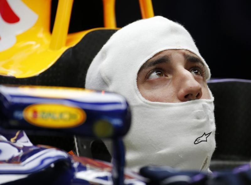 © Reuters. Red Bull Formula One driver Daniel Ricciardo of Australia sits in the car at the pit during the first practice session of the Abu Dhabi F1 Grand Prix at the Yas Marina circuit in Abu Dhabi