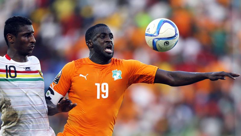 © Reuters. Toure of Ivory Coast is challenged by Guinea's Constant during their Group D soccer match of the 2015 African Cup of Nations in Malabo