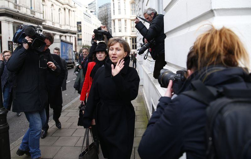 © Reuters. Marina Litvinenko, widow of murdered KGB agent Alexander Litvinenko is surrounded by cameras as she makes her way back to the High Court in central London