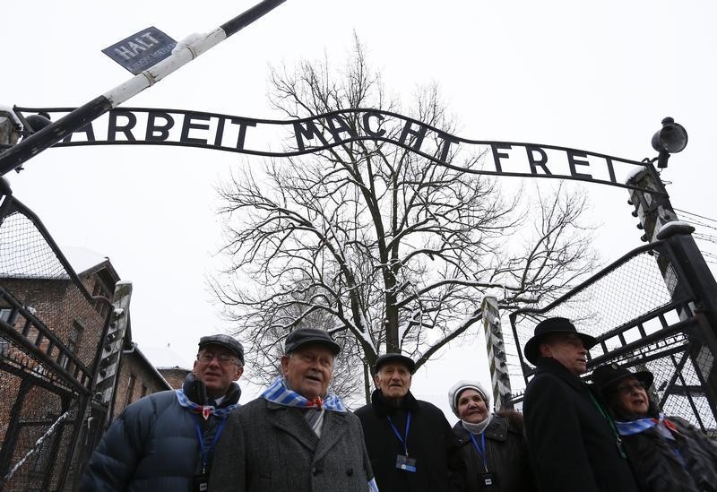 © Reuters. Los últimos supervivientes recuerdan Auschwitz y esperan que el mundo aprendiera de ello