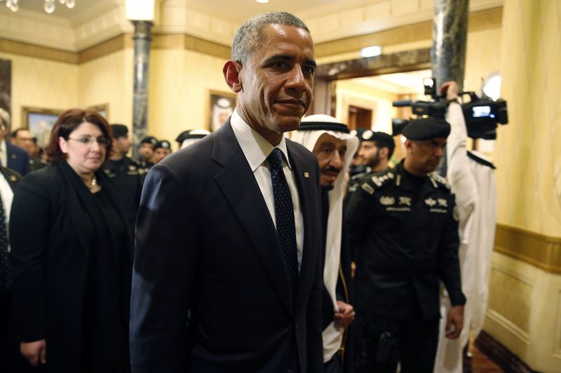 © Reuters. U.S. President Obama walks with Saudi King Salman at Erga Palace in Riyadh