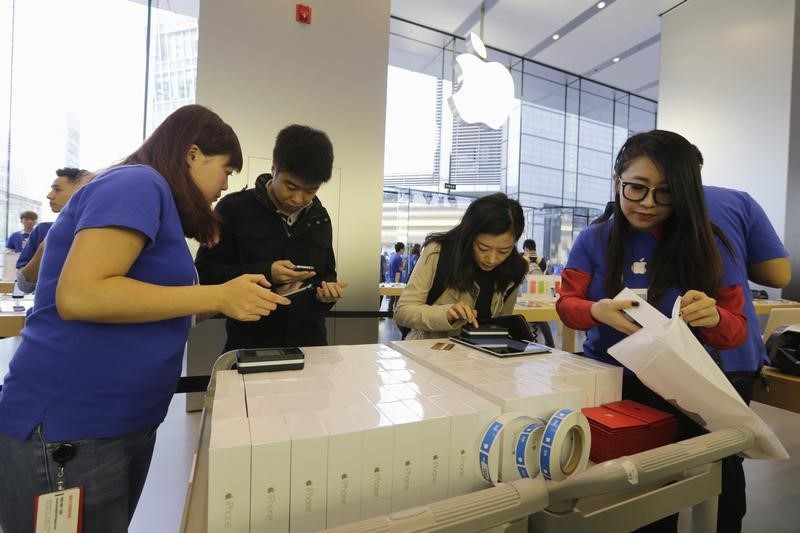 © Reuters. Customers get their pre-ordered iPhone 6 at an Apple store in Beijing