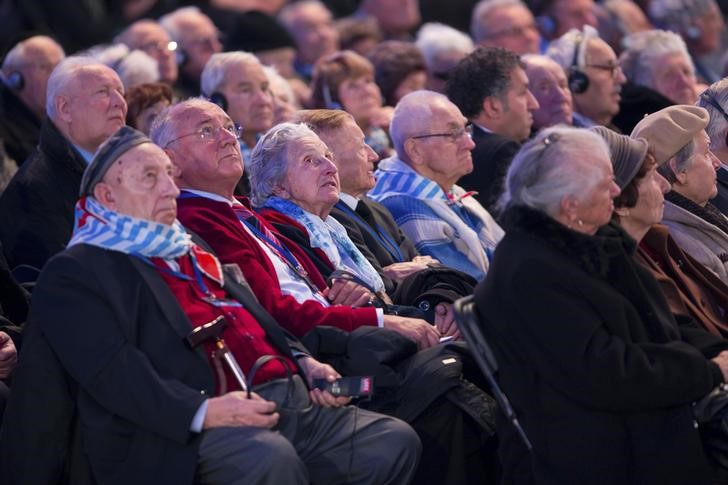 © Reuters. Sobreviventes participam de cerimônia onde era o campo de concentração nazista de  Auschwitz-Birkenau, perto de Oswiecim