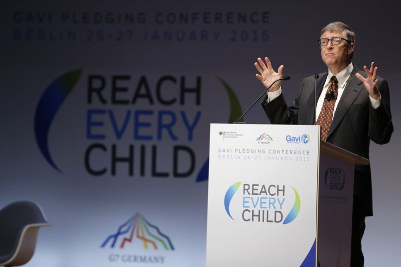 © Reuters. Bill Gates y Reino Unido lideran la lista de donaciones para vacunas infantiles