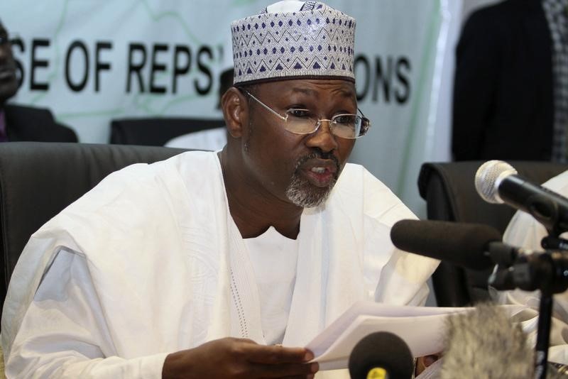 © Reuters. Chairman of Independent National Electoral Commission (INEC) Attahiru Jega speaks at a news conference in Nigeria's capital Abuja