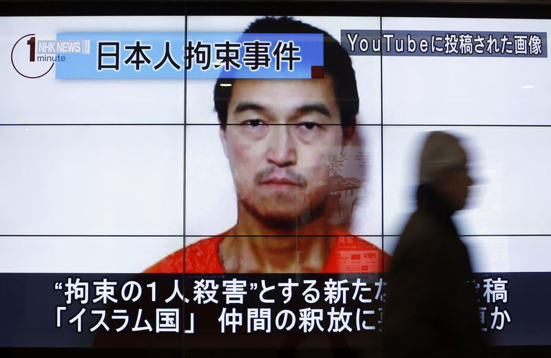 © Reuters. مسؤولون يابانيون يجتمعون بعد تسجيل فيديو جديد يعتقد أنه لرهينة ياباني
