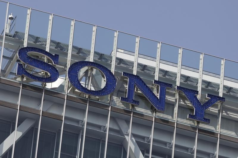 © Reuters. A logo of Sony Corp is pictured atop the company headquarters in Tokyo