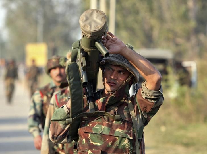 © Reuters. مقتل كولونيل بالجيش الهندي في اشتباكات في كشمير