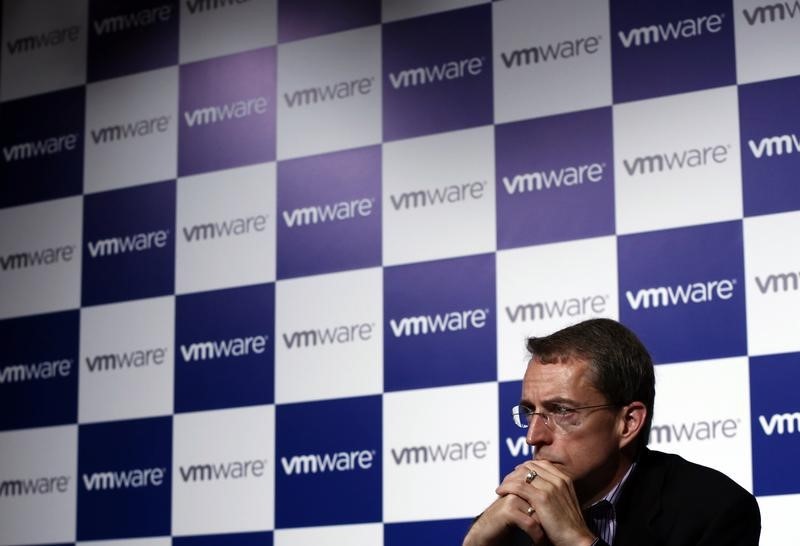 © Reuters. VMware CEO Pat Gelsinger addresses a news conference in Tokyo