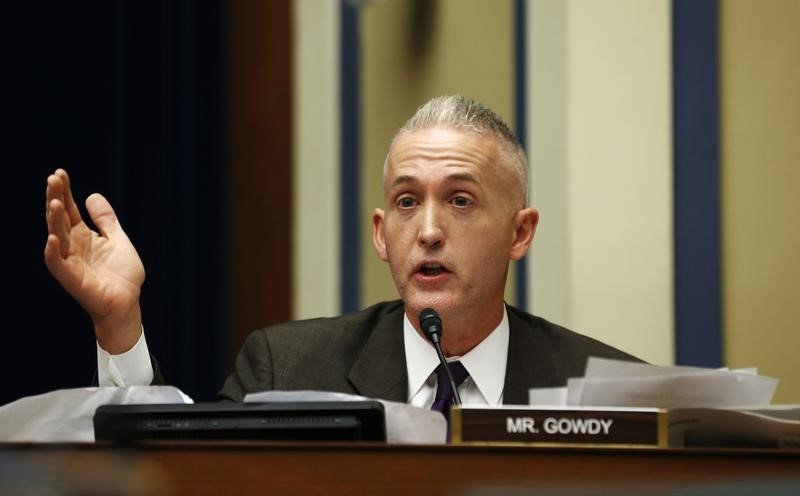 © Reuters. Representative Gowdy questions U.S. Secret Service Director Pierson during a committee hearing in Washington