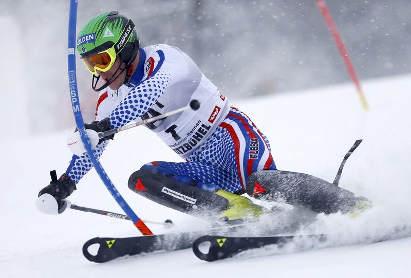 © Reuters. Khoroshilov of Russia competes during men's Alpine Skiing World Cup slalom in Kitzbuehel