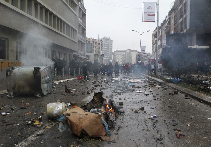 © Reuters. Confrontos no centro de Pristina