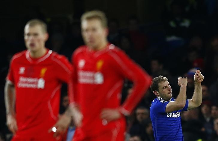 © Reuters. Branislav Ivanovic, do Chelsea, comemora gol contra o Liverpool