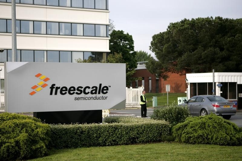 © Reuters. A car enters the Freescale Semiconductor Inc plant in Toulouse