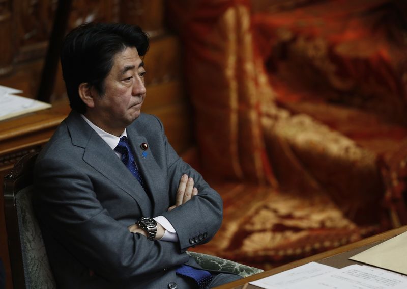 © Reuters. Abe attends an ordinary session of parliament in Tokyo