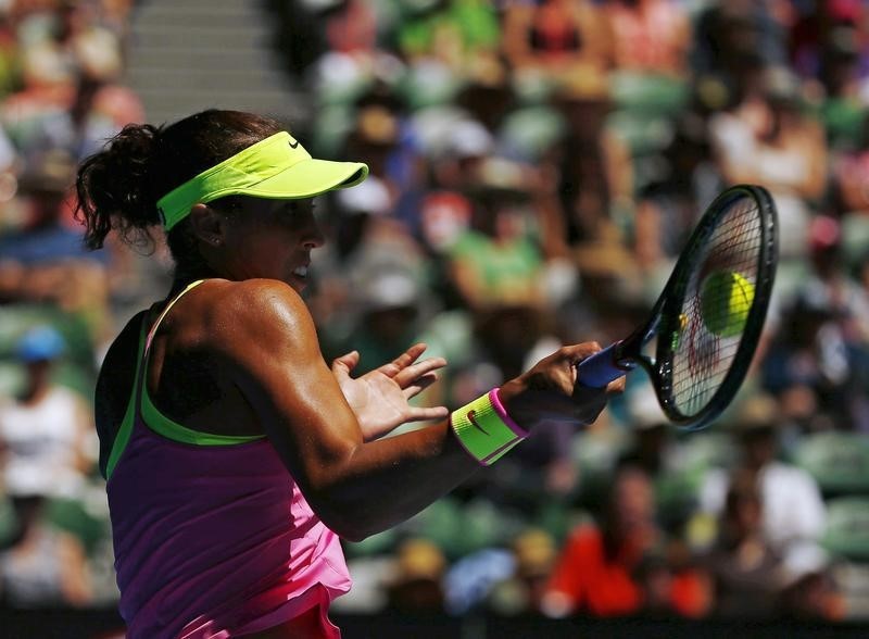 © Reuters. Keys of the U.S. hits a return to compatriot Venus during their women's singles quarter-final match at the Australian Open 2015 tennis tournament in Melbourne