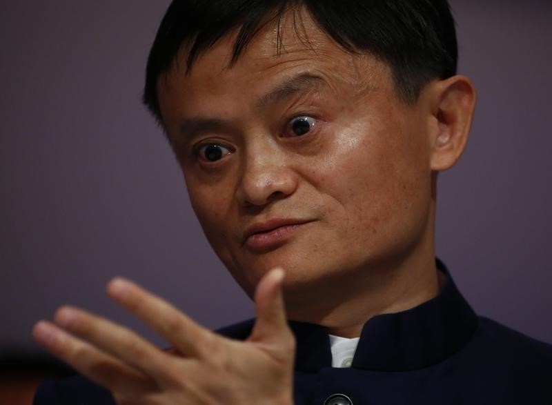 © Reuters. Ma, Founder and Executive Chairman of Alibaba Group, gestures during the session 'An Insight, An Idea with Jack Ma' in the Swiss mountain resort of Davos