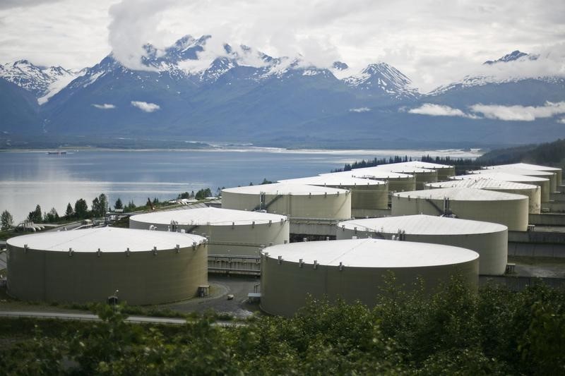 © Reuters. Нефтехранилища в Вальдесе, Аляска