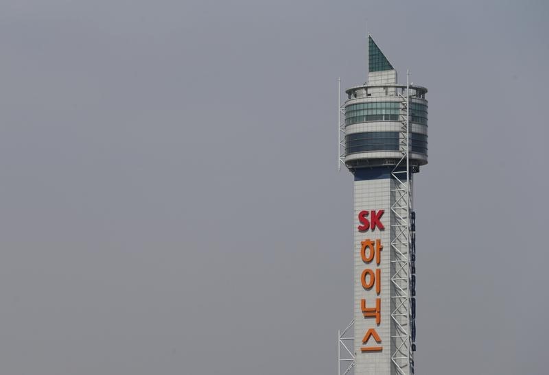 © Reuters. A tower is seen at a SK Hynix plant in Icheon