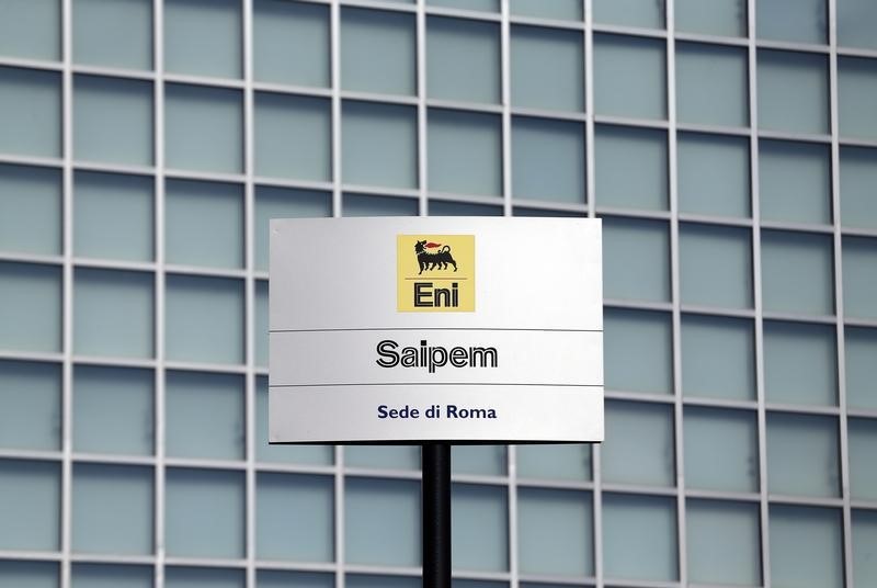 © Reuters. Логотип Eni-Saipem у штаб-квартиры компании в Риме