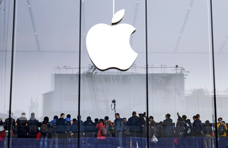 © Reuters. Customers crowd for the opening of an Apple Store in Hangzhou