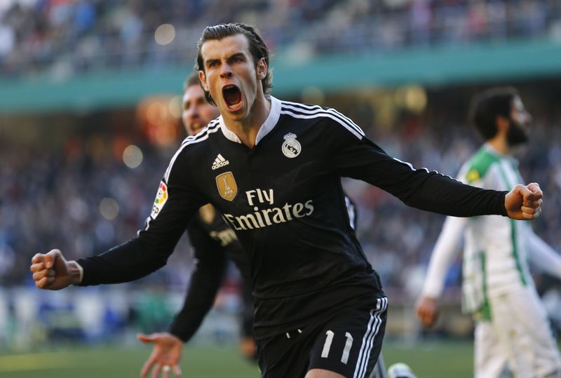 © Reuters. Real Madrid's Bale celebrates after scoring against Cordoba during their Spanish First Division soccer match at El Arcangel stadium in Cordoba