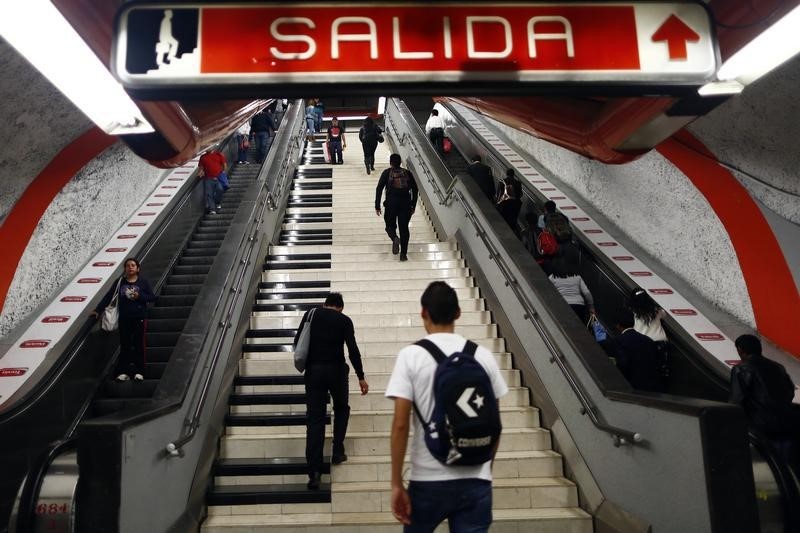 © Reuters. CAF espera salvar su contrato de mantenimiento del metro en México
