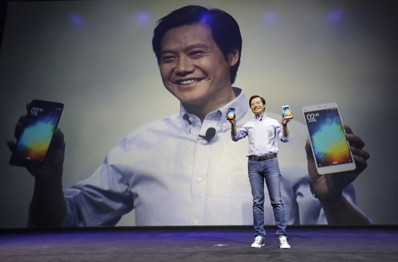 © Reuters. Lei Jun, founder and Chief Executive Officer of China's mobile company Xiaomi, shows Mi Notes at its launch in Beijing